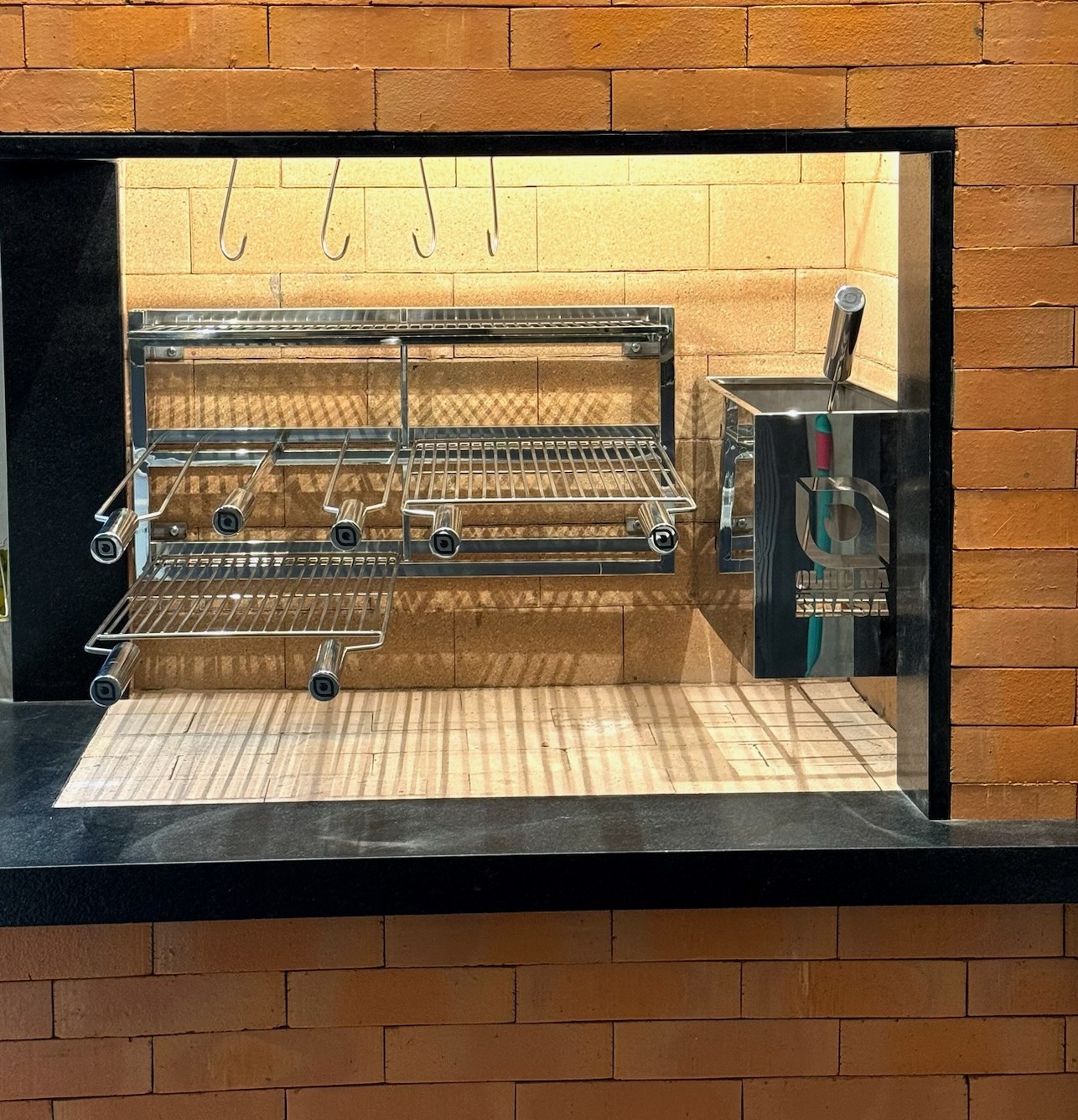 Kit premium em inox instalado em churrasqueira de tijolo
