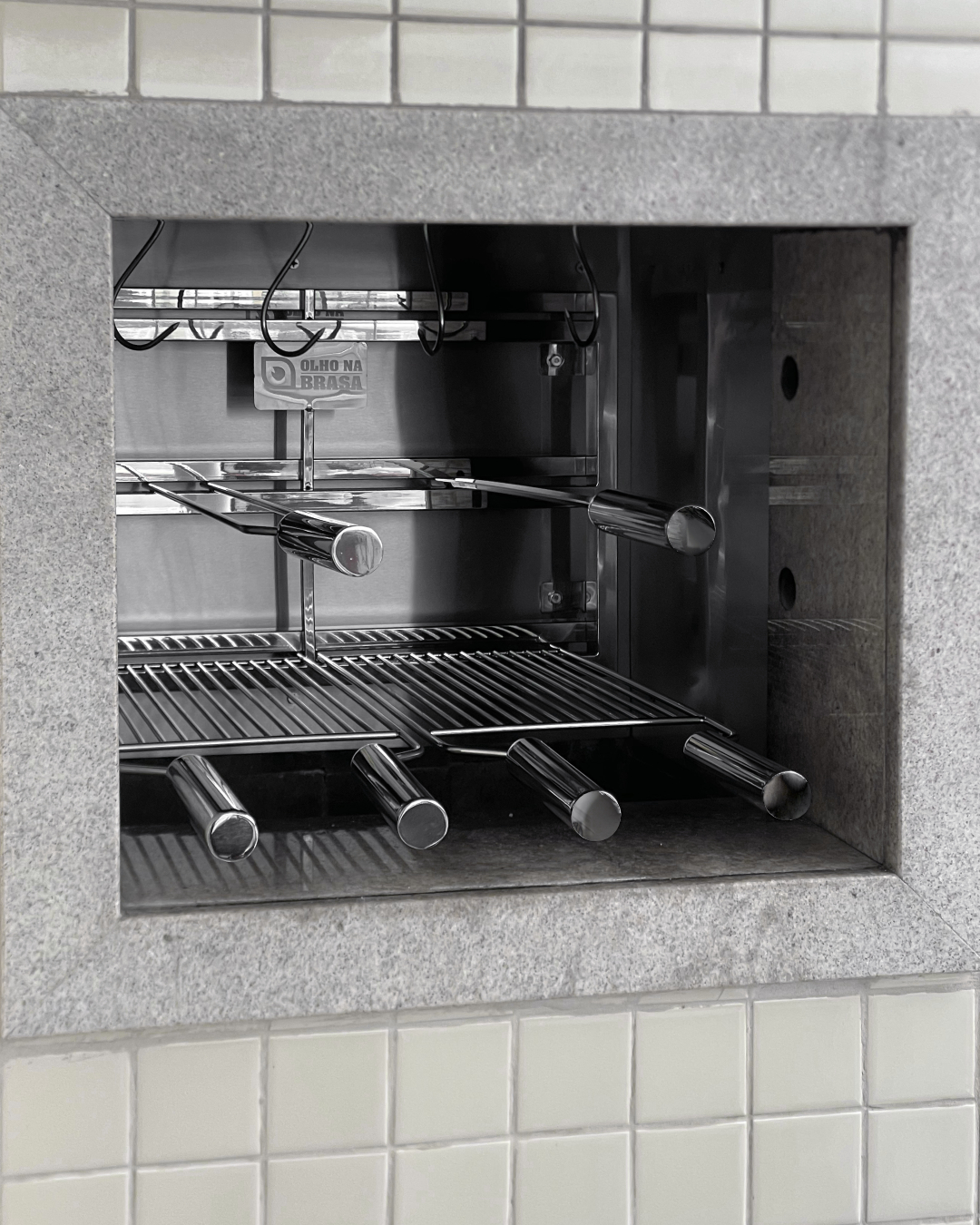 Mesma churrasqueira com grelhas novas em inox 304